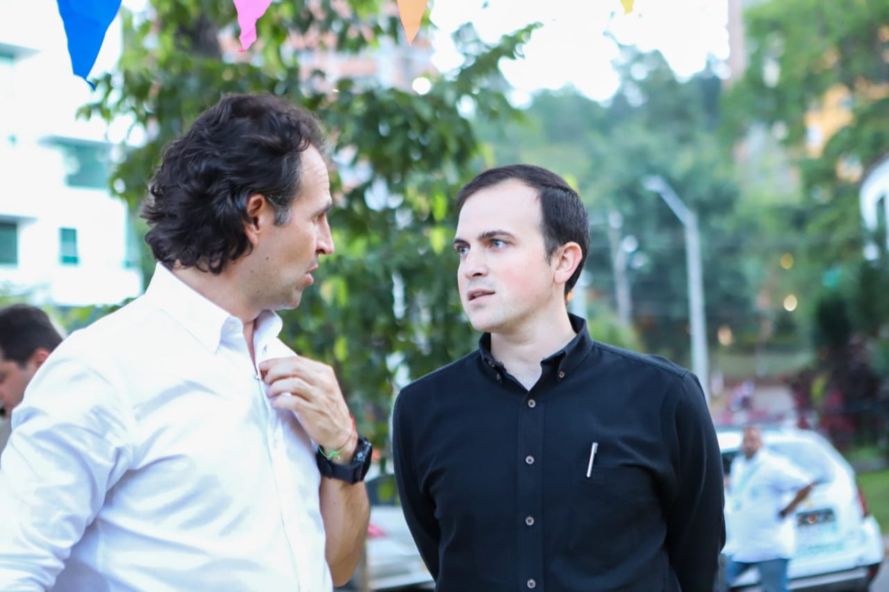 Alejo de Bedout acompaña a Fico al debate en EAFIT