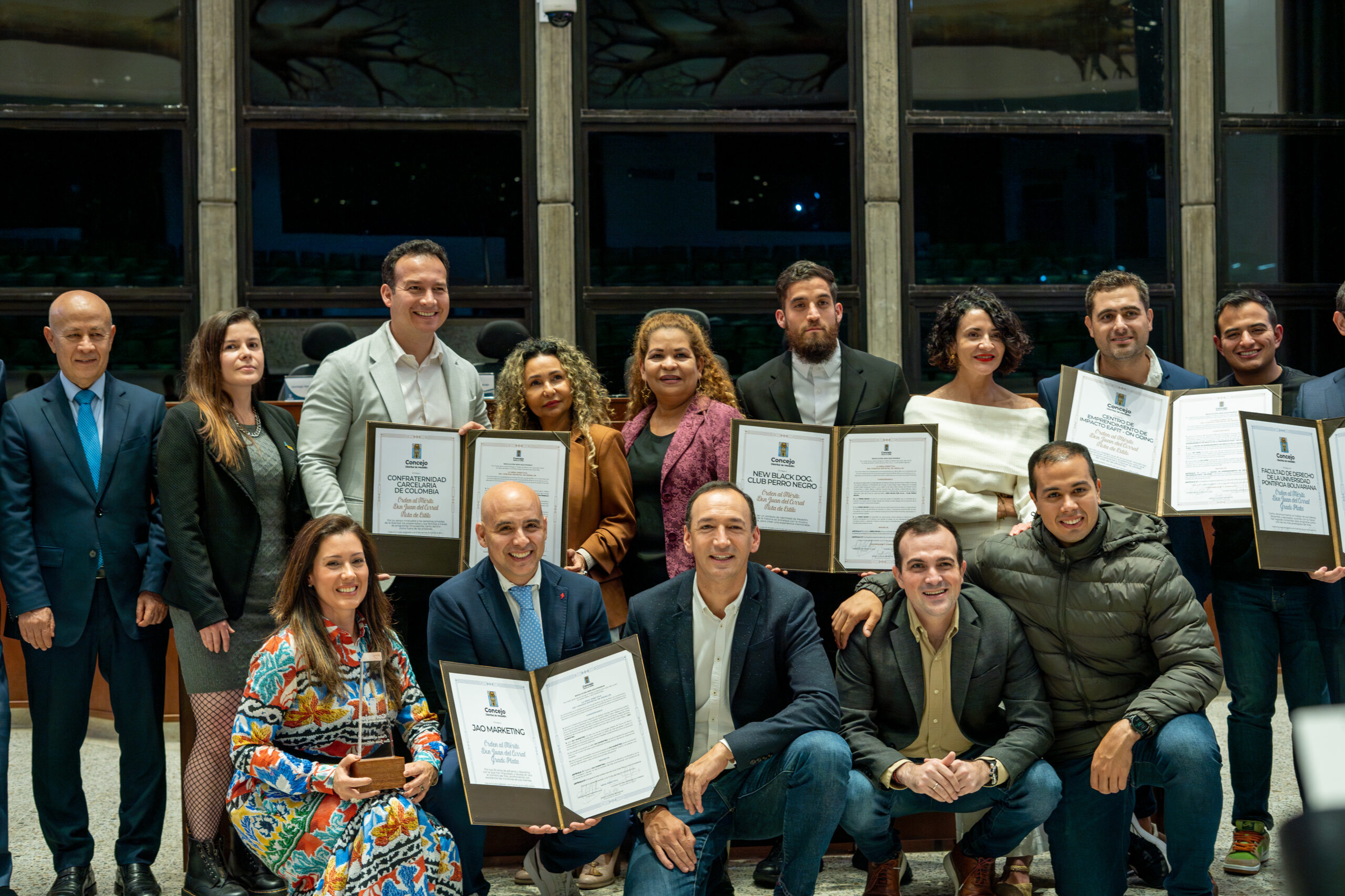 Concejal Alejandro De Bedout lideró reconocimiento a instituciones destacadas como Perro Negro y la Facultad de Derecho de la UPB por su aporte al progreso de Medellín.